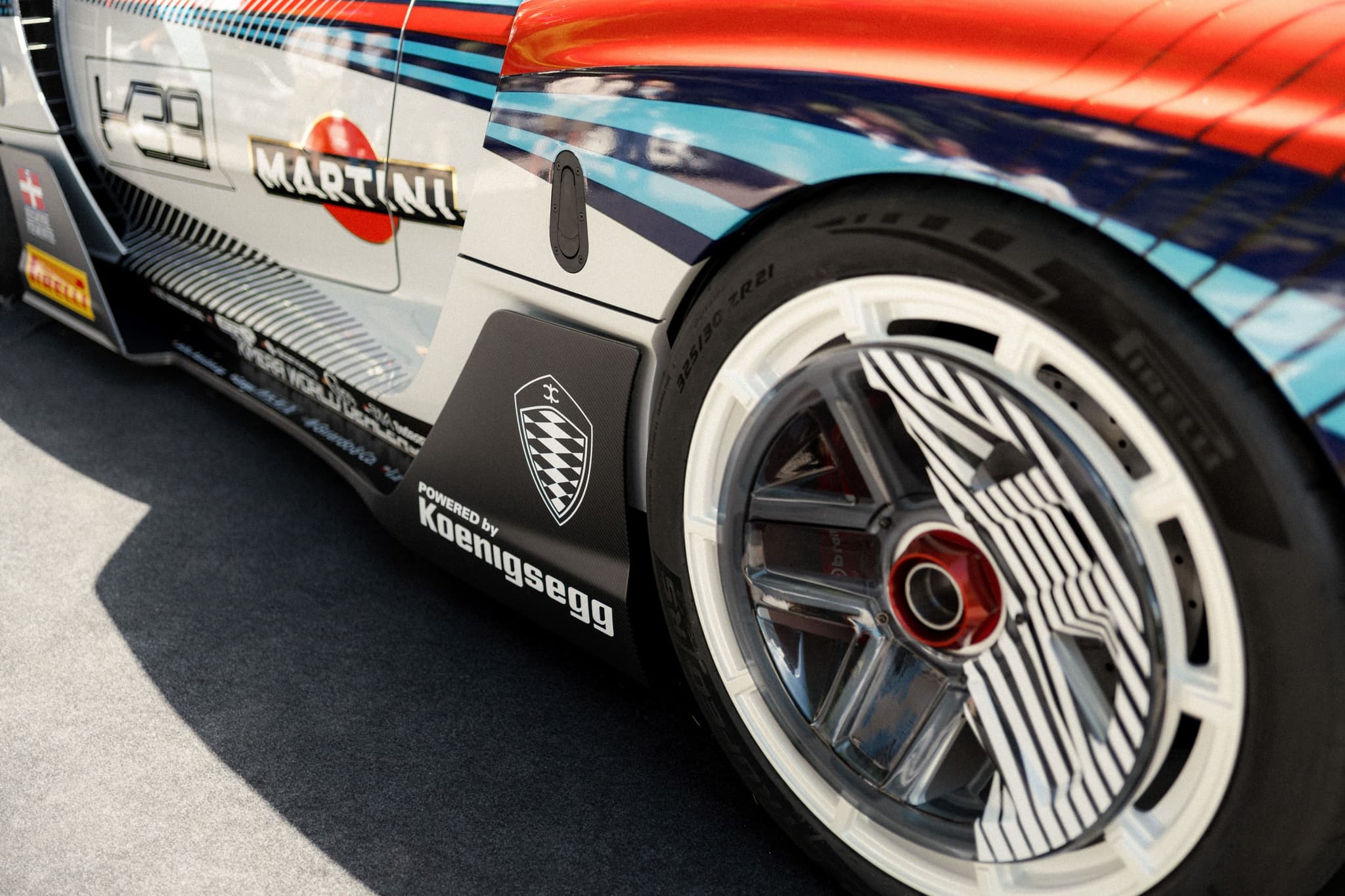 Pormenor da roda e da decoração Martini de um Kimera Automobili